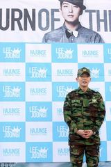 高清组图：韩星李准基退伍现场 千名粉丝迎接