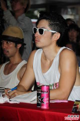 组图：吴建豪帅气亮相大秀舞技 墨镜遮面心情好