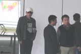 组图：刘烨墨镜遮面机场抽烟 刷微博手机不离手