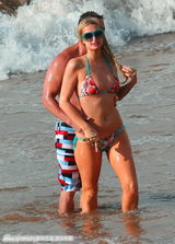 组图：希尔顿与男友鸳鸯浴 海滩戏水被搂蛮腰