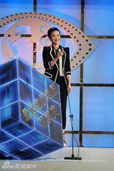 组图：苗圃帅气黑白装亮相大学生电影节