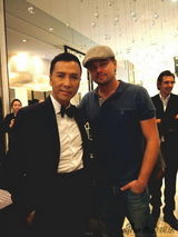 组图：甄子丹出席东方影都启动 与朋友相谈甚欢