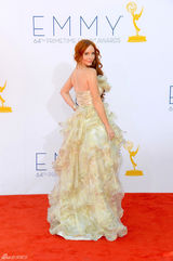 组图：艾美奖红毯 菲比-普莱斯不规则礼服亮相