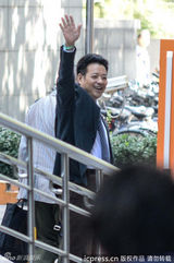 组图：李某某案宣毕梦鸽离开 同案律师比V手势