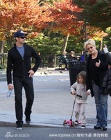 幻灯图集：休杰克曼一家三口外出 女儿艾娃可爱