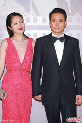 组图：杨千嬅牵手丁子高 超深V晚装胸前露胶纸