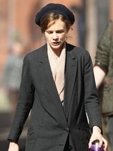 组图：凯特-温斯莱特接班人拍新片 演绎知性美