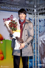 组图：蔡依林绯闻男友锦荣出席代言秀化身王子 