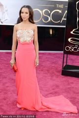 组图：凯莉-华盛顿嫩粉亮片鱼尾裙亮相红毯