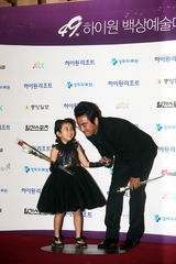 组图：众星亮相韩国百想艺术大赏