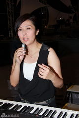 组图：黄韵玲香港开唱大方露背 赞杨千嬅够义气