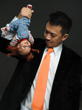 组图：王学兵写真曝光 显露大男人的玩具情结