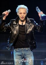 组图：G-dragon获音乐节目冠军 宣美撅臀辣舞