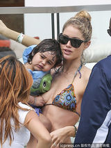 组图：超模科洛斯携子戏水 比基尼秀辣妈好身材