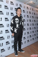 组图：吴千语亮相露蛮腰 否认与林峰当众亲热