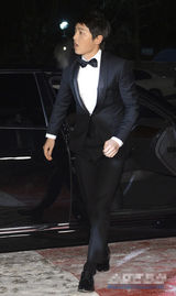 组图：宋仲基少时允儿助阵KBS颁奖 秀智秀美背