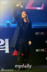 组图：布拉德-皮特韩国宣传新片 长发造型微胖