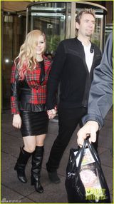 组图：艾薇儿携夫出镜发福 粗腰象腿疑怀孕