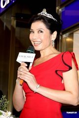 高清图：钟楚红为珠宝店剪彩 着红色礼服变公主