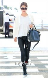 组图：韩星韩智慧裴斗娜飞往法国参加时装秀