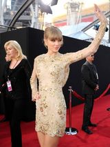 组图：泰勒古典亮相AMA红毯 挽秀发秀姣好曲线