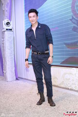 组图：张家辉难忘昔日受训点滴 行军礼显帅气