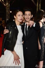 组图：《伊夫圣罗兰传》首映 女星撅臀秀乳抢镜