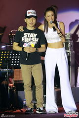 组图：钟嘉欣开唱似百变公主 郑欣宜等助阵