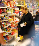 组图：阿黛尔素颜超市血拼 狂买食品视身材如浮云