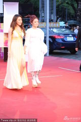 组图：徐佳莹白裙走红毯 羊角辫恨天高显俏皮