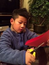 组图：石头认真剪窗花 网友大赞心灵手巧