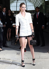 组图：暮光女亮相巴黎时装周 皮短裤秀修长玉腿