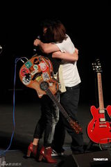 组图：陈奕迅现身卢凯彤音乐会 台上热吻