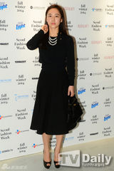 组图：T-ara孝敏等众星看秀 超短裙秀长腿