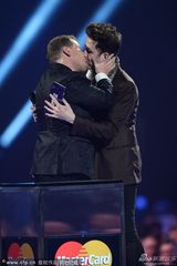 组图：主持格里姆肖为Lorde颁奖 上演同性激吻