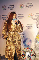 高清图：范冰冰爱斯基摩造型 冰雪节揭幕真人冰雕