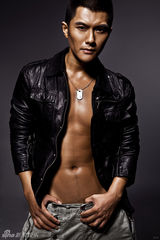 组图：沈泰半裸写真 古铜肌肤大秀身材