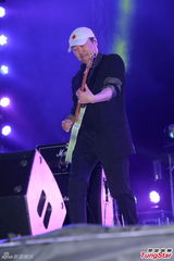 组图：崔健香港热血开唱 演绎经典掀摇滚狂欢