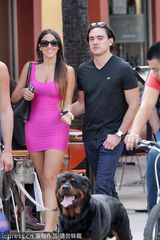 组图：超模克劳迪娅紧身裙抢镜 与神秘男逛街