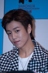 组图：李玹雨现身见面会用中午问候粉丝