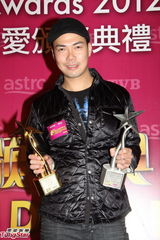 组图：杨怡和马国明登马来西亚视帝视后宝座