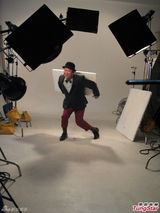 组图：曾志伟拍广告和小朋友玩闹引笑声