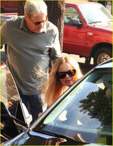 组图：凯特波茨沃斯与老爸外出秀美腿 亲密拥抱