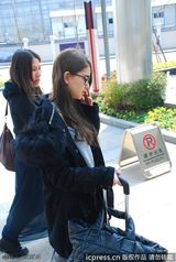 组图：周杰伦女友昆凌现身上海 黑超遮面笑容纯美