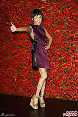 组图：蓝心湄高开衩风骚露半乳 舒淇清新白裙