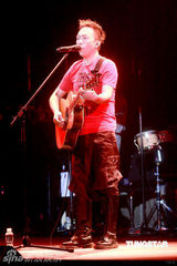 组图：黄家强为灾区同胞默哀 将在世博即兴表演 