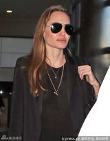 组图：安吉丽娜-朱莉一身黑返洛杉矶显疲态