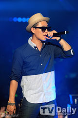 组图：2NE1携EpikHigh等唱响StayG演唱会