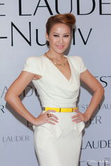 组图：李玟代言护肤品 李美凤结婚多年感情甜蜜