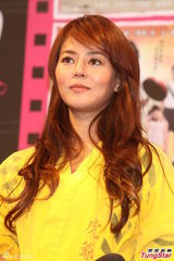 组图：台湾电影联合造势 郭书瑶秀美腿发红包